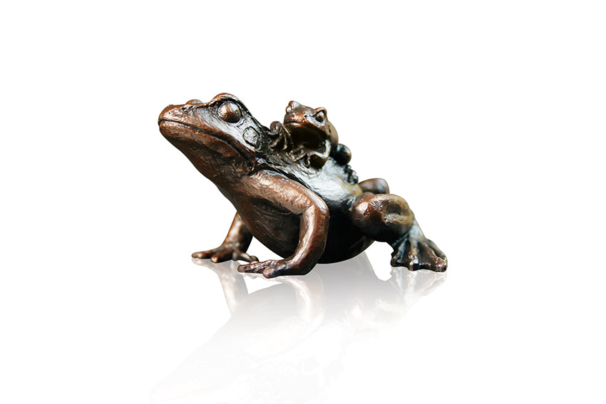 garden frog with baby on back bronze sculpture